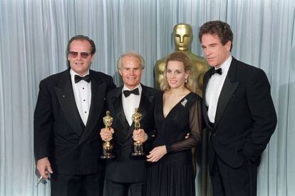 Richard Zanuck y su esposa, Lili, flanqueados por los actores Jack Nicholson, a la izquierda, y Warren Beatty, tras recibir los oscars por 'Paseando a miss Daisy',en 1990.