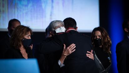 El mayor de los Mossos d’Esquadra, Josep Lluis Trapero, abraza a su abogada, Olga Tubau, junto a la actual portavoz del Govern y antigua jefa de prensa de los Mossos, Patrícia Platja
