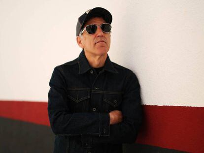 Mikel Erentxun posa en un garaje en Madrid.