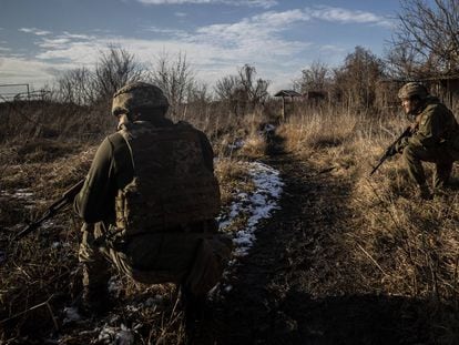 Soldados ucranios en la línea de frente cerca de Pisky, la región del Donbás (Ucrania), en diciembre.