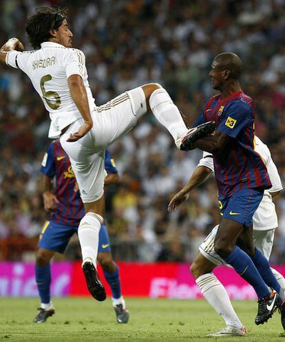 Khedira levanta el pie ante Abidal.