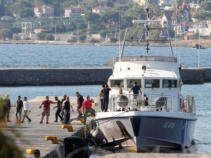 Los supervivientes de uno de los naufragios ocurridos en el mar Egeo el pasado lunes salen del barco de la Guardia Costera griega al llegar a Mitilene, en la isla de Lesbos.
