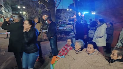 Vecinas del edificio desalojado esperan en la calle a saber si podrán volver a entrar o no.