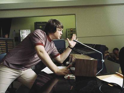 Brian Wilson, en un estudio de grabación, en una imagen de promoción. 