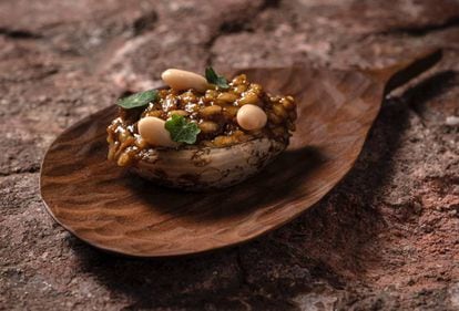 Arroz 'empedrao' de caza y alubias, uno de los platos de Vicky Sevillaven Arrels (Sagunto).