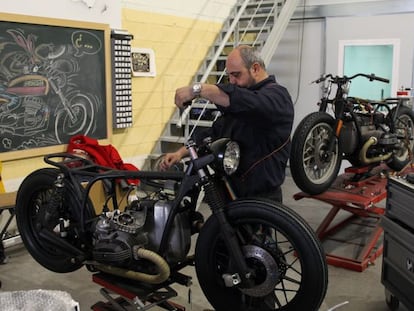 Marcos Castro, mecánico de Cafe Racer Dreams, modifica una BMW R100 cuyo destino final será París.