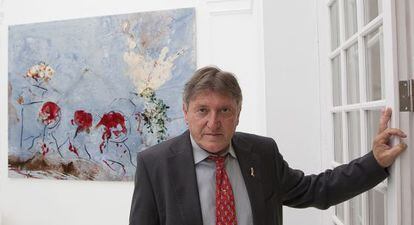 Javier Fernández de Molina con su obra 'Encarnado en lo cálido'.