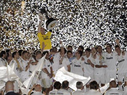 Iker Casillas levanta la copa de campe&oacute;n de Liga 