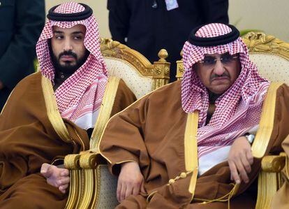 El príncipe Mohammed bin Salman (izquierda), con el ministro del Interior, Mohammed bin Nayef.