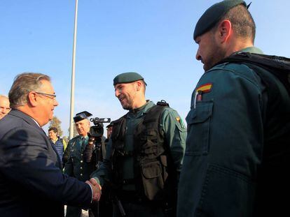 Juan Ignacio Zoido, durante la visita la semana pasada a La L&iacute;nea de la Concepci&oacute;n (C&aacute;diz) para supervisar los dispositivos de seguridad de Guardia Civil y Polic&iacute;a Nacional.