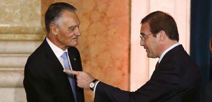 El presidente de Portugal, Aníbal Cavaco Silva saluda al primer ministro Pedro Passos Coelho en la toma de posesión de su cargo.