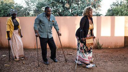 Celeste José, Manuel Joâo y Sofía Elface Fumo en Massaca, Mozambique, en junio de 2021. Los tres sobrevivieron a las minas antipersona sembradas durante la guerra civil de Mozambique, pero sufrieron la amputación de sus piernas.
