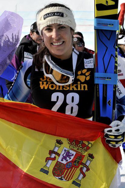 Carolina Ruiz posa con la bandera de España.