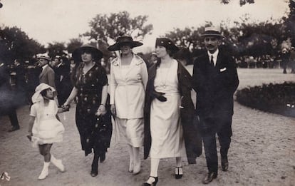 Dona de caràcter com delatava el físic (a París, el 1950), Caridad tingué una bona posició social (centre, al Club Ecuestre, el 1910).