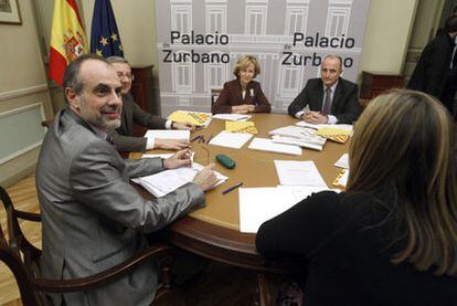 Elena Salgado, Miguel Sebastián, José Blanco y Joan Ridao, de ERC, en una reunión en marzo.