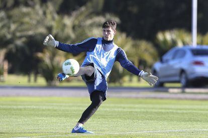 El joven portero proviene de Atlético de Rafaela, un pequeño club argentino. Es una promesa del fútbol de ese país y está convocado a los Juegos Olímpicos.