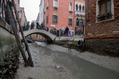 Un canal seco durante la marea baja en Venecia, este pasado martes. 