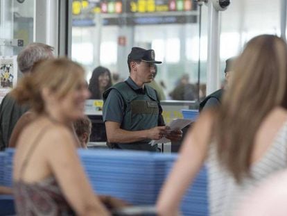 Un guardia civil en el aeropuerto de El Prat, este viernes.