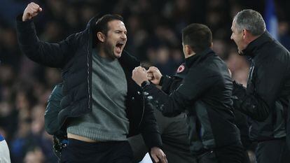 Frank Lampard, técnico del Everton, celebra la victoria contra el Newcastle.
