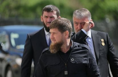 El jefe de la República de Chechenia Ramzan Kadyrov (frente) antes de la ceremonia de inauguración de Vladimir Putin como Presidente de Rusia en el Kremlin.