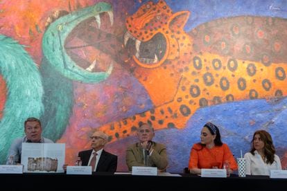 The director of the National Library of Anthropology and History, Baltazar Brito Guadarrama, together with Michel Robert Oudijk, Rafael Tena Martínez, Altagracia Gómez Sierra and María Castañeda, during the presentation of the codices.