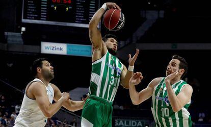 Booker atrapa un rebote ante Txemi Urtasun y Felipe Reyes