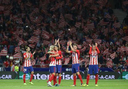 Los jugadores del Atlético se abrazan al final del partido.