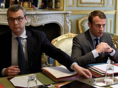 El presidente Macron (derecha), junto al secretario general del Elíseo, Alexis Kohler, en París el 24 de mayo.