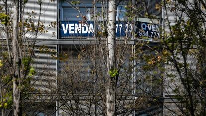 Un cartel que anuncia la venta de una vivienda en Sant Joan Despi (Barcelona).