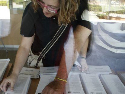 Una mujer consulta las papeletas antes de votar en un colegio electoral instalado en el instituto Rascanya de Valencia, en los comicios europeos de 2009. 
