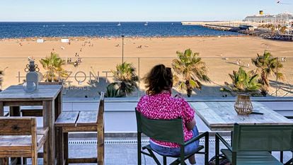 Un cliente en la terraza de un hotel de la playa del Cabanyal en Valencia, el pasado octubre.