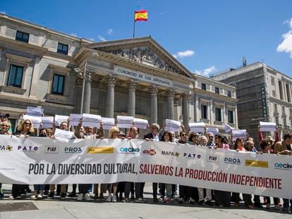 Concentración el miércoles 25 de mayo de los productores audiovisuales frente al Congreso de los Diputados para protestar por la nueva Ley Audiovisual.