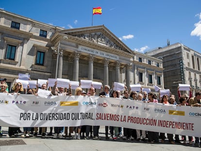 Concentración el miércoles 25 de mayo de los productores audiovisuales frente al Congreso de los Diputados para protestar por la nueva Ley Audiovisual.