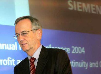 Heinrich von Pierer, al término de una junta de accionistas en noviembre de 2004.