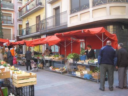  La Seu té dos dies de mercat setmanal i una tradició molt arrelada, que dibuixa el seu skyline social. 