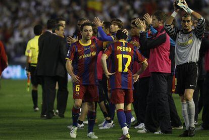 Los jugadores del Barcelona saludan a sus aficionados al concluir la final.