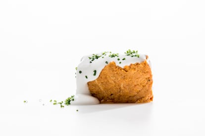 Pastel de merluza y su emulsión, una versión de Andoni Luis Aduriz de una receta con mucha historia.
