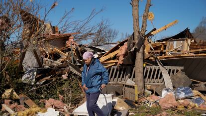 Una mujer pasa ante su casa derrumbada por el paso de un tornado en Wynne.