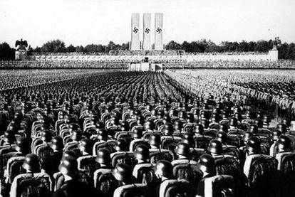 Cerca de 100.000 soldados escuchan el discurso de Adolf Hitler  en una convención del partido nazi en Nuremberg.