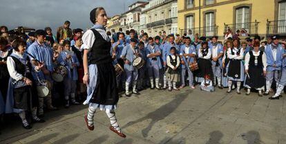 Una joven baila el 'aurresku' en honor a la Virgen Blanca en las fiestas de Vitoria.