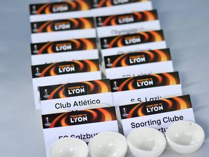 Los papelitos de los dieciseis equipos listos para el sorteo.