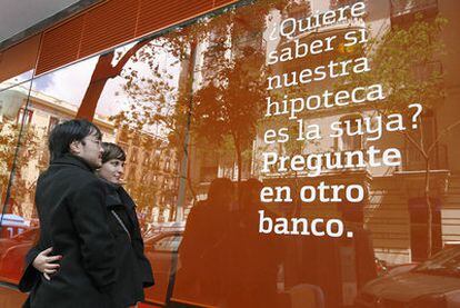 Oferta hipotecaria en una oficina de Bankinter en Madrid.