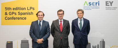 Miguel Zurita, de Ascri, junto a Carlos San Basilio, secretario general del Tesoro y Pol&iacute;tica Financiera, y Juan L&oacute;pez del Alc&aacute;zar, de EY.
