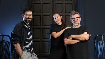 Los actores Israel Elejalde e Irene Escolar con Pascal Rambert, autor y director de la obra de teatro 'Finlandia', en el Teatro de la Abadia.