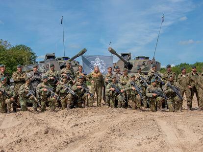 La princesa Amalia, heredera de los Países Bajos, con un tanque de batalla Leopard junto a soldados asignados al regimiento de Caballería que lleva su nombre, el llamado Regimiento de Húsares Princesa Catalina Amalia, en una fotografía tomada en junio de 2022.