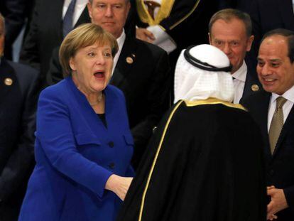 La canciller alemana, Angela Merkel, saluda un un participante en la cumbre de Sharm el Sheij (Egipto) junto a otros líderes europeos y árabes.
