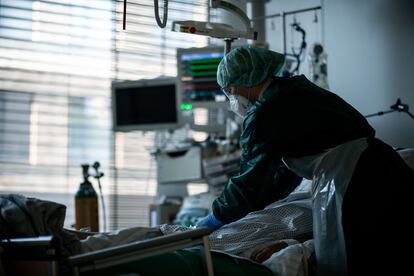 Una habitación de la unidad de cuidados intensivos con pacientes covid en el Hospital Universitario de Essen, Alemania, en septiembre.