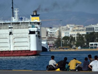 Inmigrantes, el s&aacute;bado tras su llegada al puerto del Pireo (Grecia).