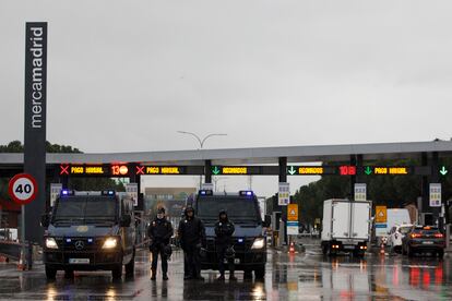 Agents of the National Police at the entrance to Mercamadrid this Monday, on the first day of the transporters' strike.