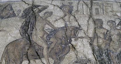 Representación del rapto de Europa, mientras sube al dorso de Zeus convertido en toro.